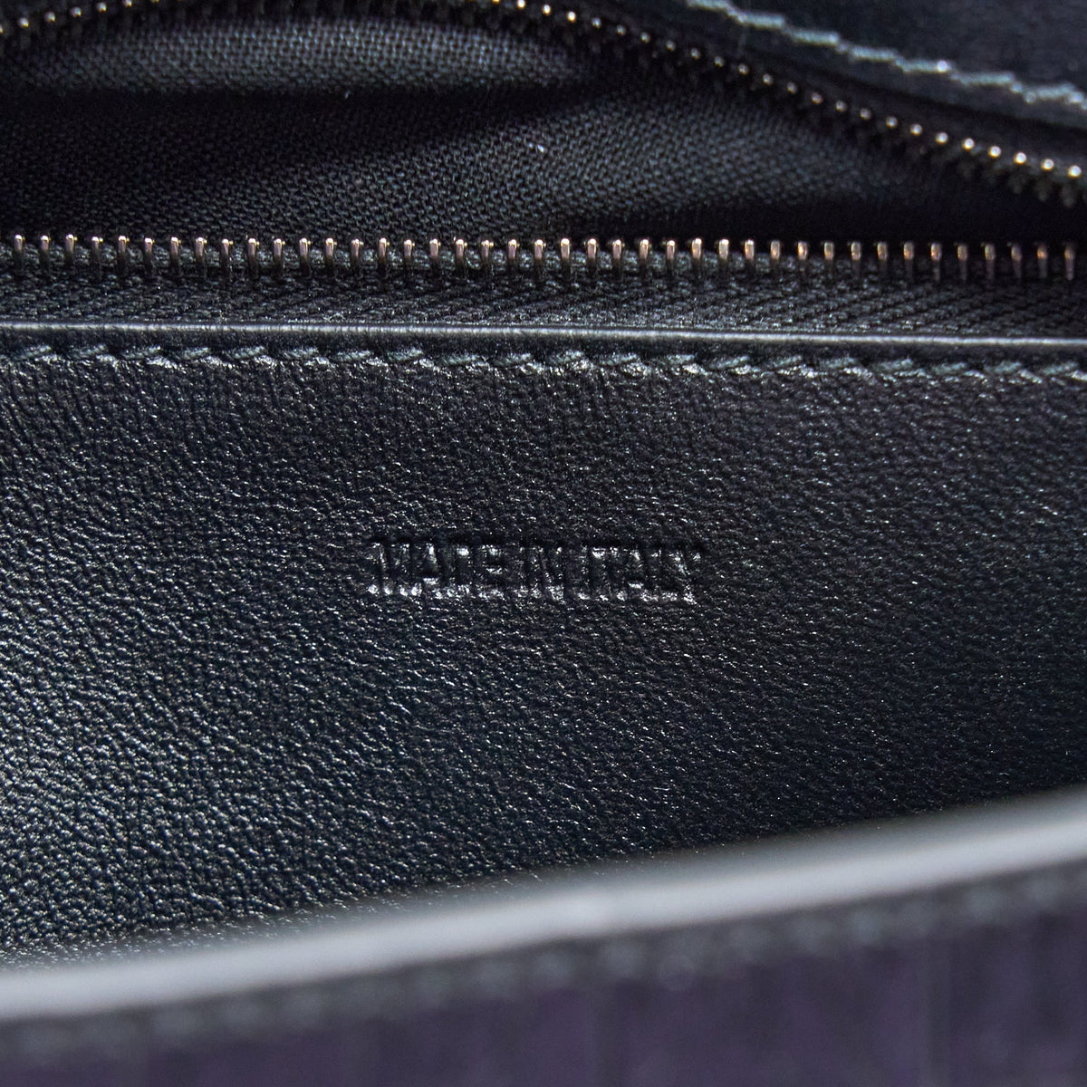 Luxar643 elegant leather Handbag close-up detail