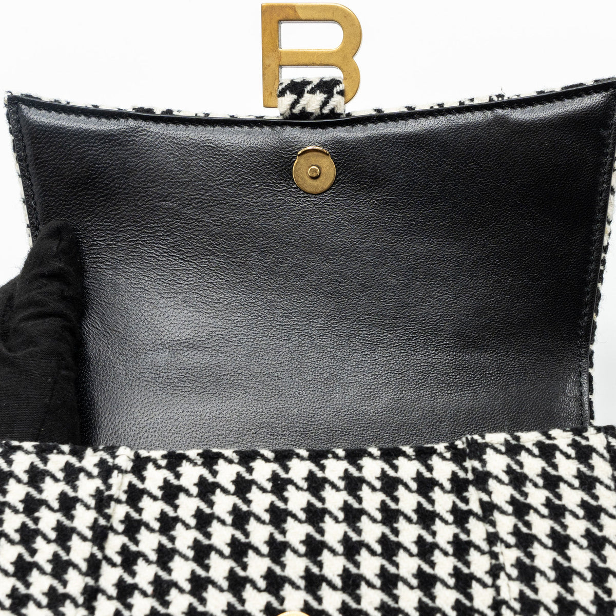 Luxar660 elegant leather Handbag angled view