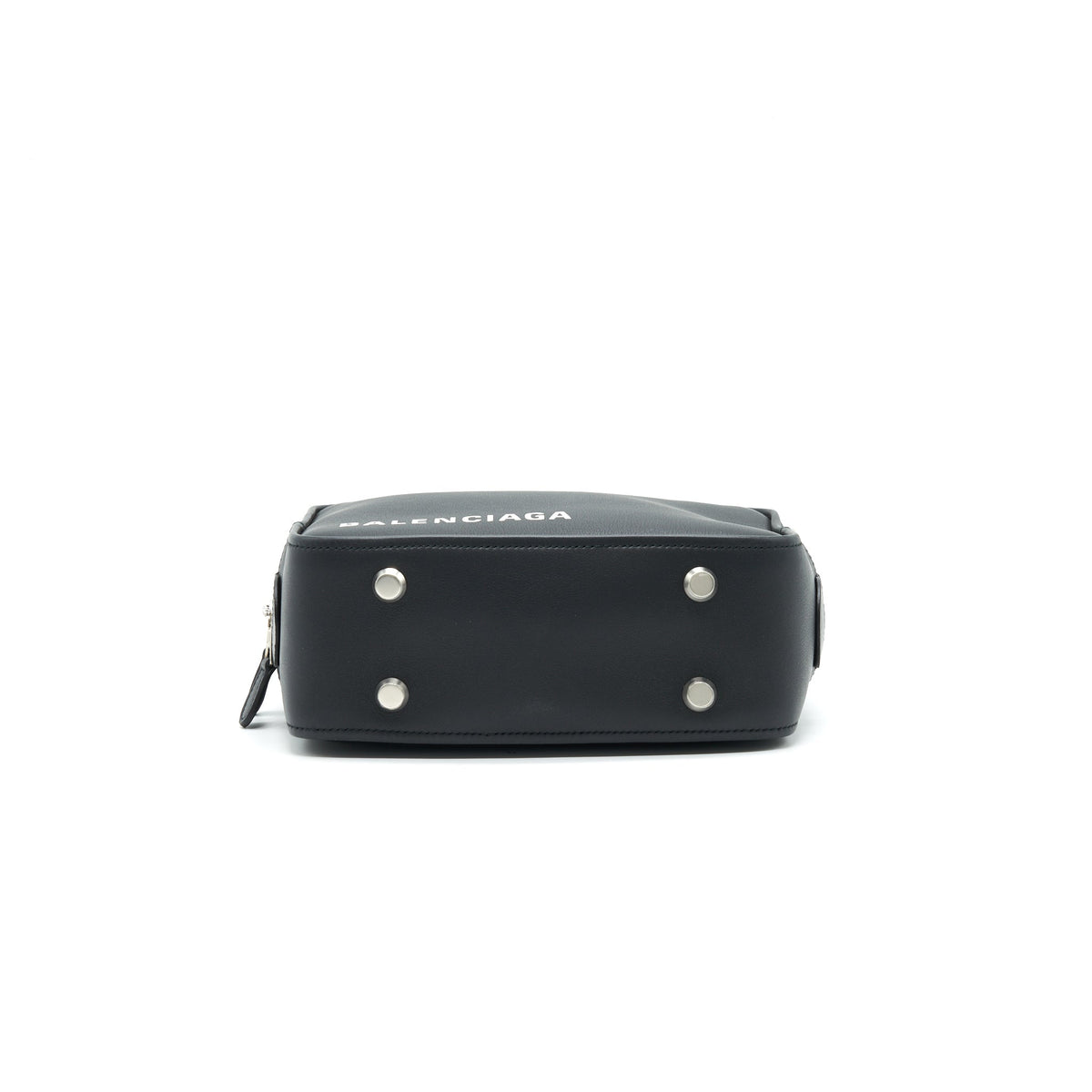 Luxar733 elegant leather Handbag close-up detail
