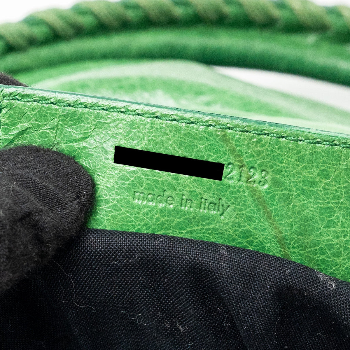 Luxar680 elegant leather Handbag close-up detail
