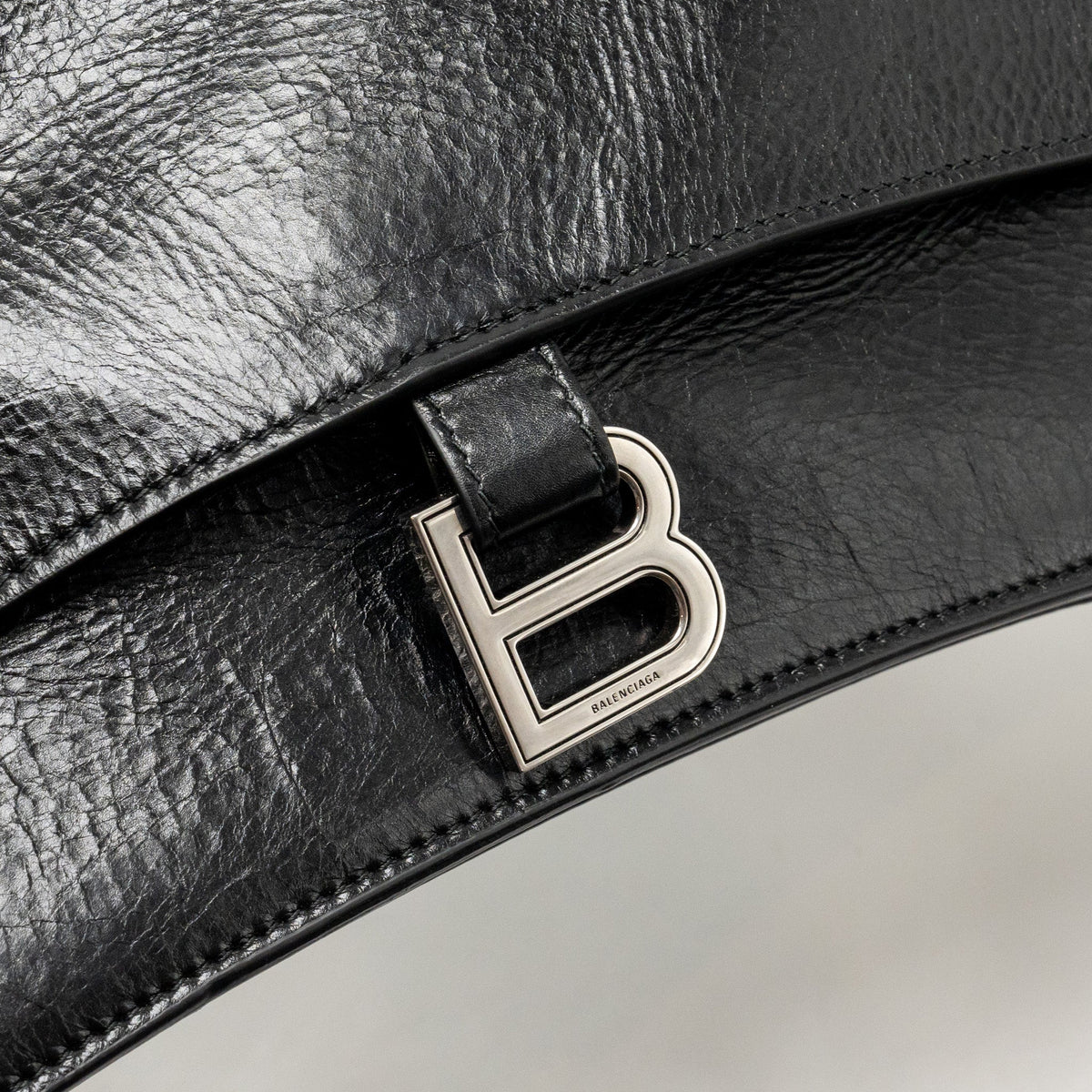 Luxar714 elegant leather Handbag close-up detail