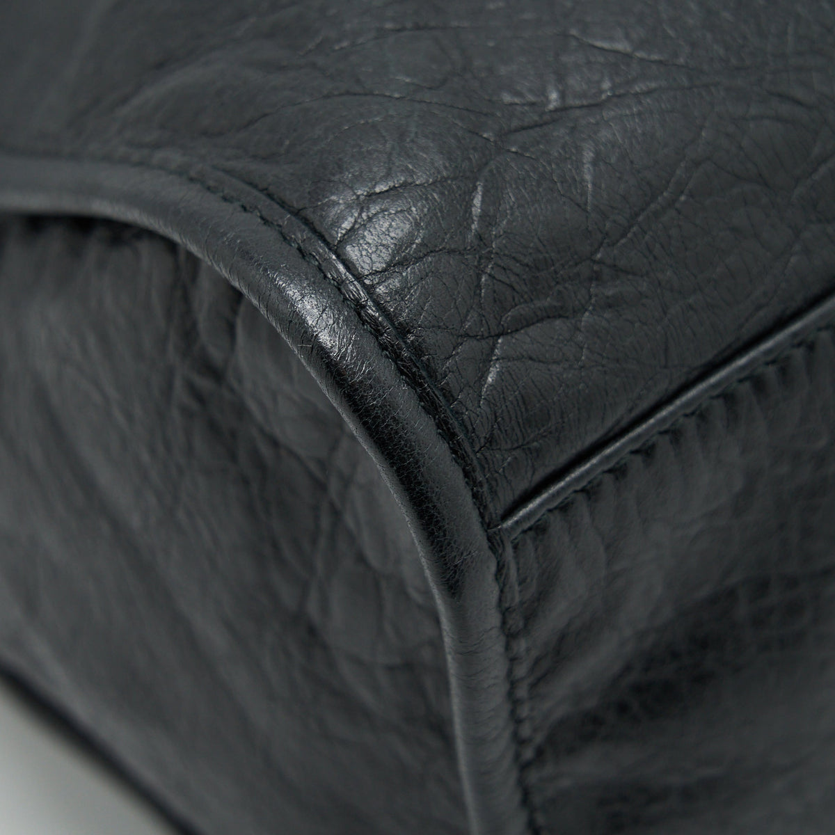 Luxar622 elegant leather Handbag close-up detail