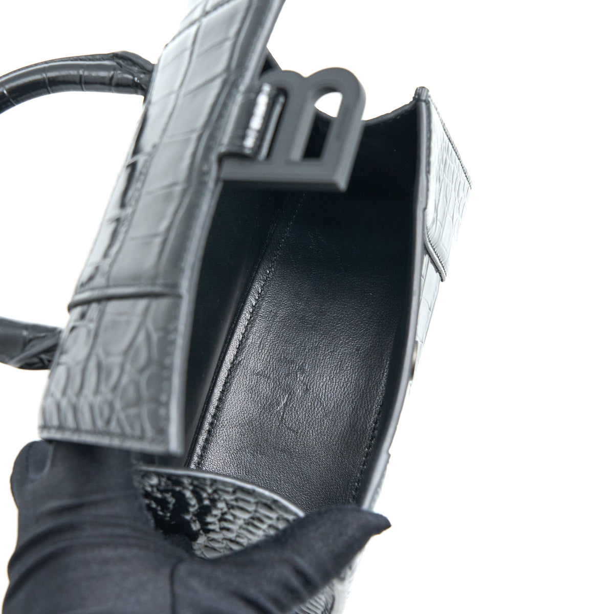 Luxar640 elegant leather Handbag angled view