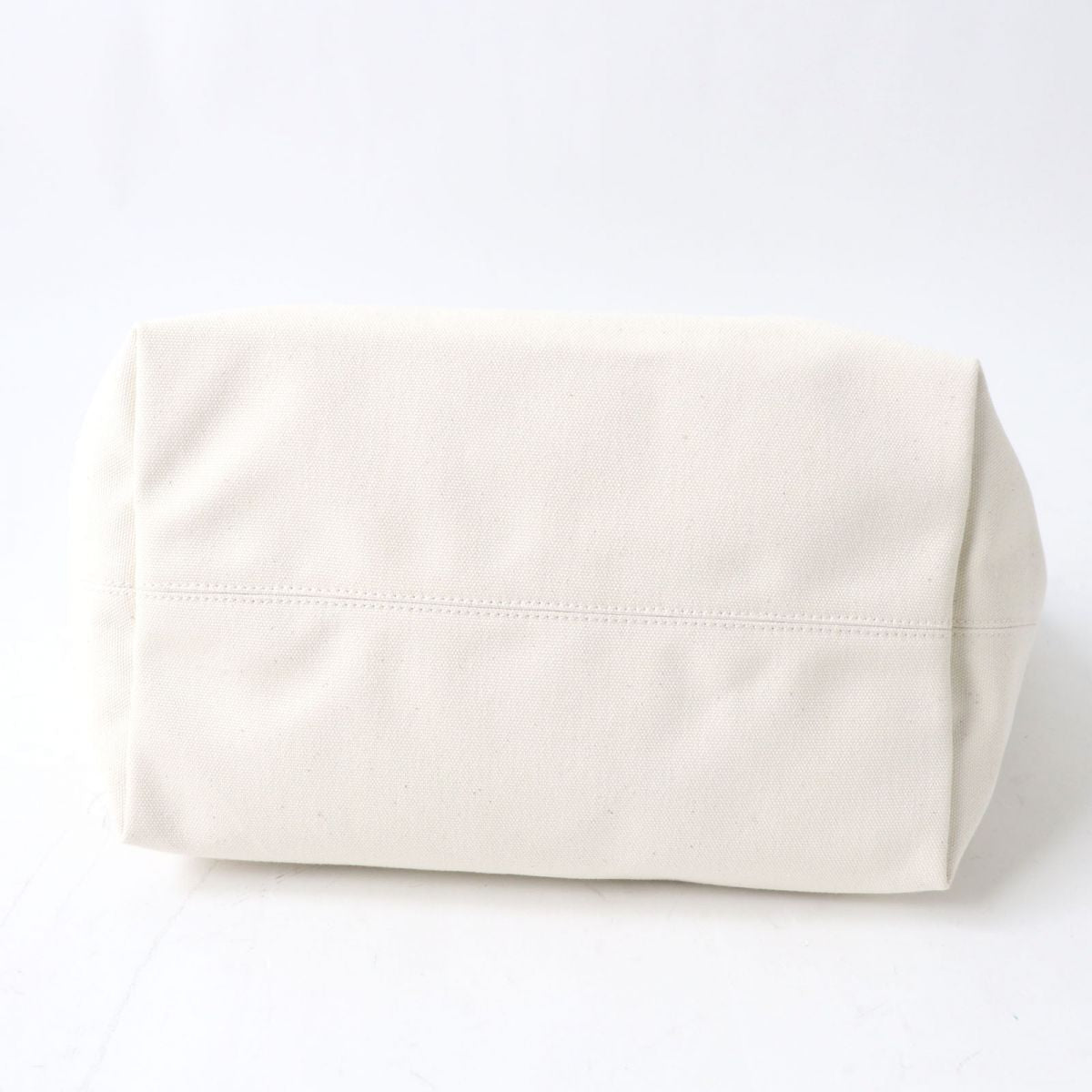 Velvontis elegant leather Luxury Bag close-up detail