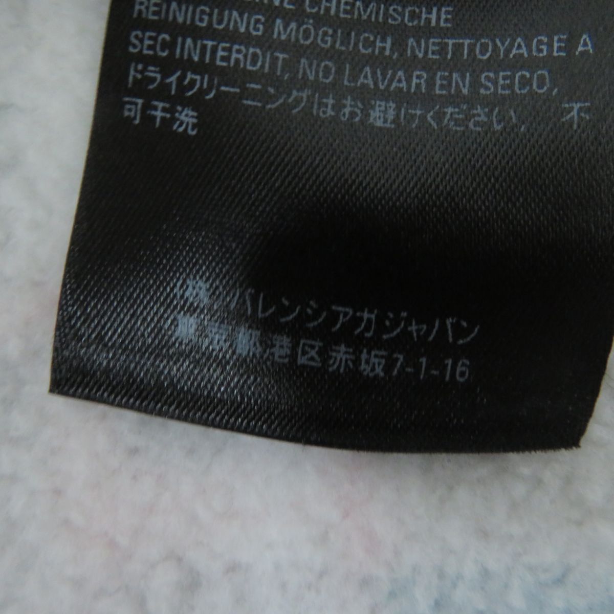 Zelvontis elegant leather Luxury Item angled view