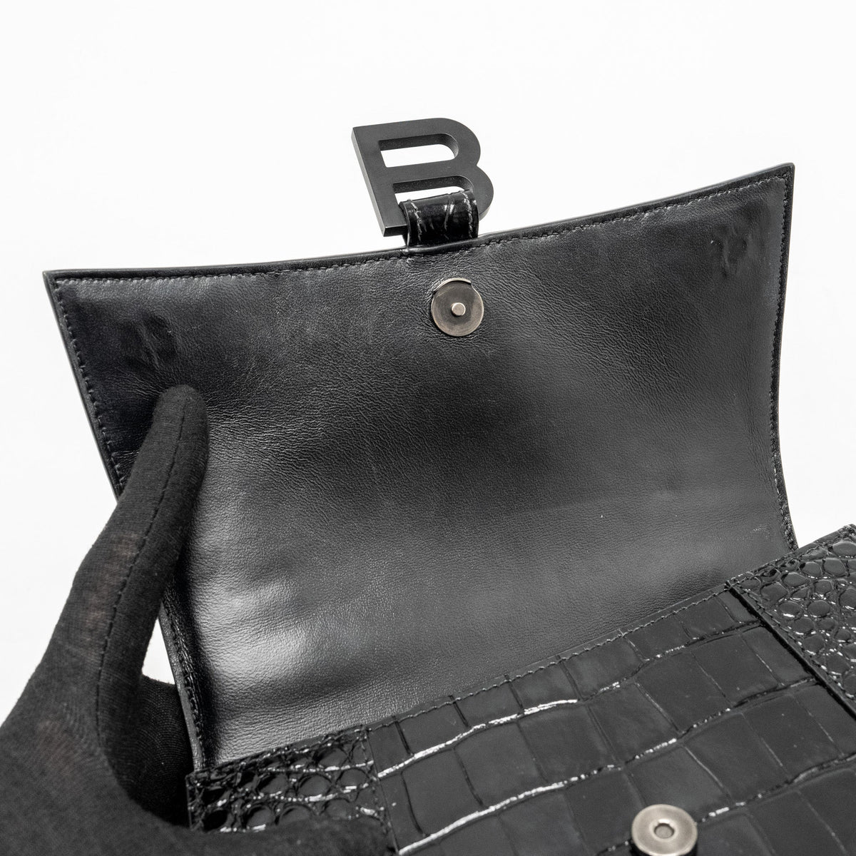 Luxar702 elegant leather Handbag close-up detail