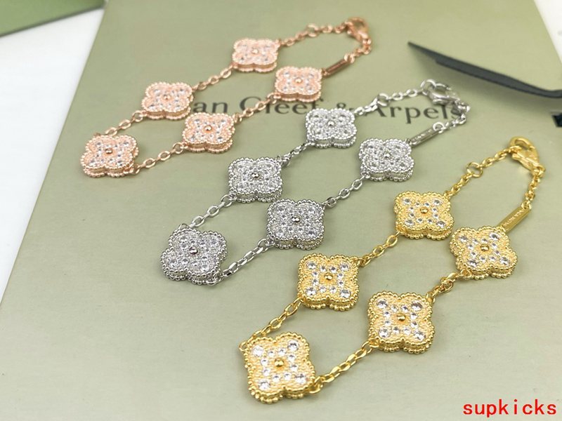 Front view of Van Cleef & Arpels unisex jewelry piece