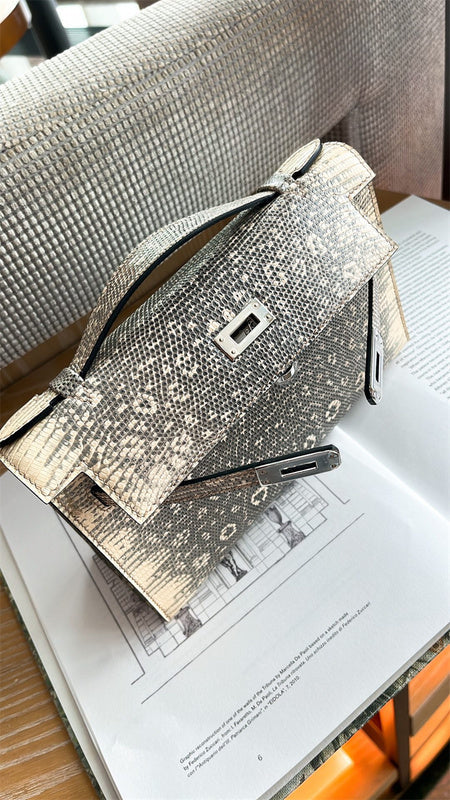  Contemporary shopper bag carried on shoulder