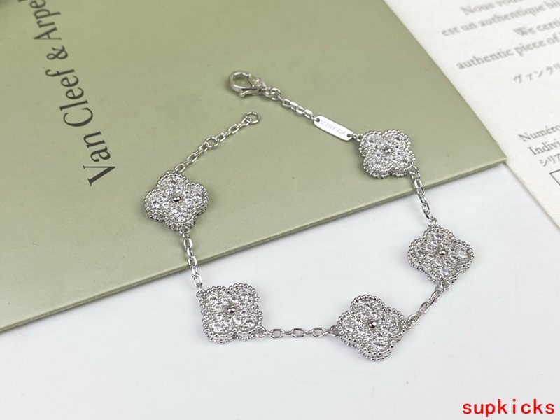 Front view of Van Cleef & Arpels unisex jewelry piece