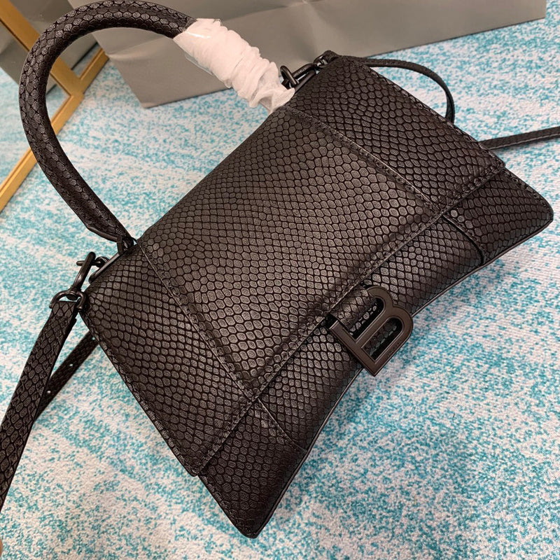 Zivas Charm Everyday Sophistication Statement Handbag (Contemporary Shape Language) – Close-Up Detail