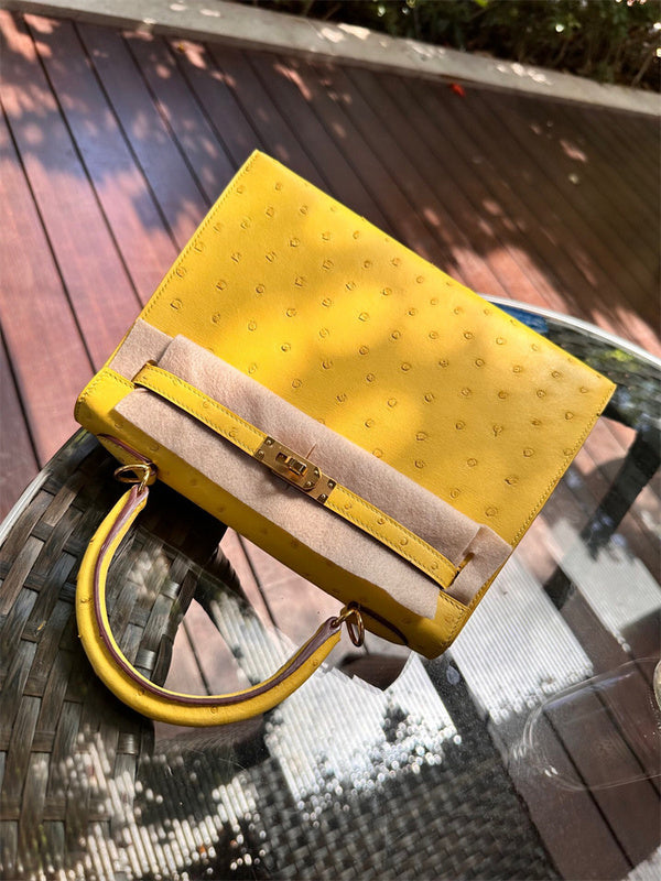  Elegant tote bag carried on shoulder