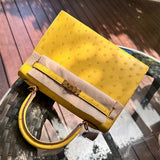  Elegant tote bag carried on shoulder