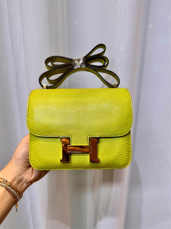  modern carryall bag styled with outfit