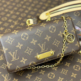  satchel close-up of hardware and finish