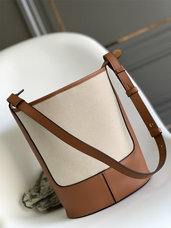 Ziva's Charm handbag – close-up view (32cm*26cm*13cm)