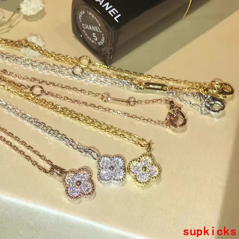 Angled view of Van Cleef & Arpels unisex jewelry piece