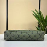  Streamlined handbag carried on shoulder 10