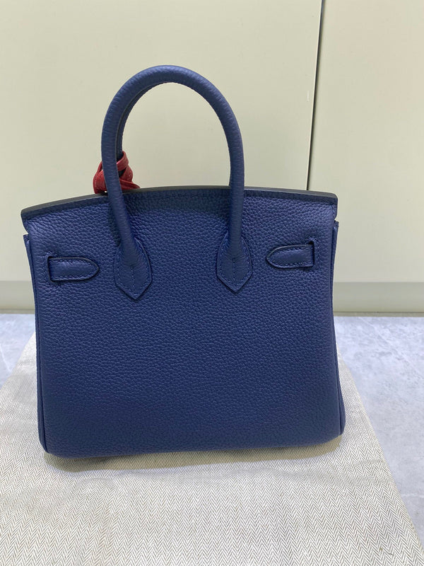 Effortless handbag styled for everyday wear
