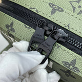 Elegant tote bag carried on shoulder