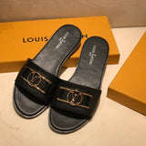 Three-quarter angle view of Louis Vuitton luxury piece style No.079