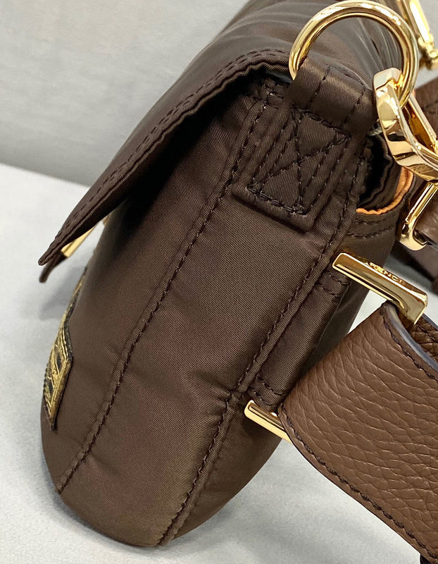 Ziva's Charm handbag – close-up view (Standard Size)