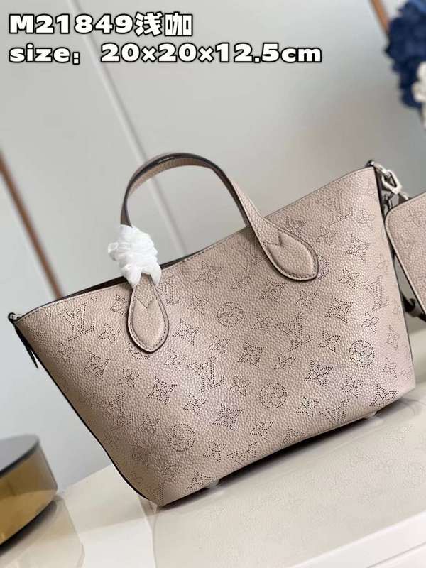 Handle and strap detail of refined premium women's handbag – women's statement bag