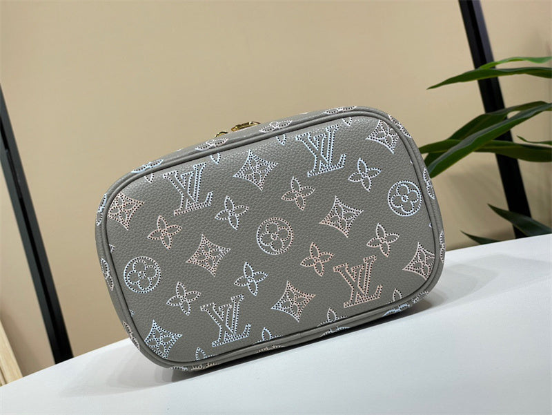  versatile crossbody bag detail view showing craftsmanship 8