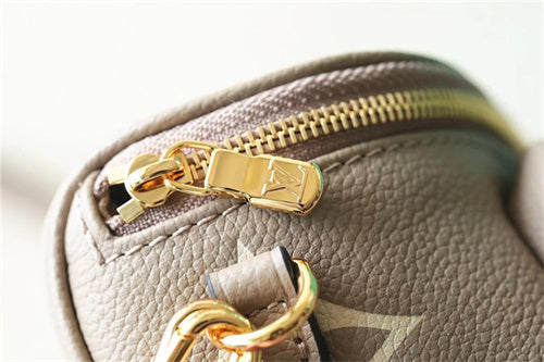  chic shoulder bag detail view showing craftsmanship 8