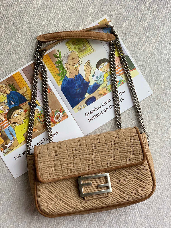 Ziva's Charm handbag – detail view (24cm*7cm*14.5cm)