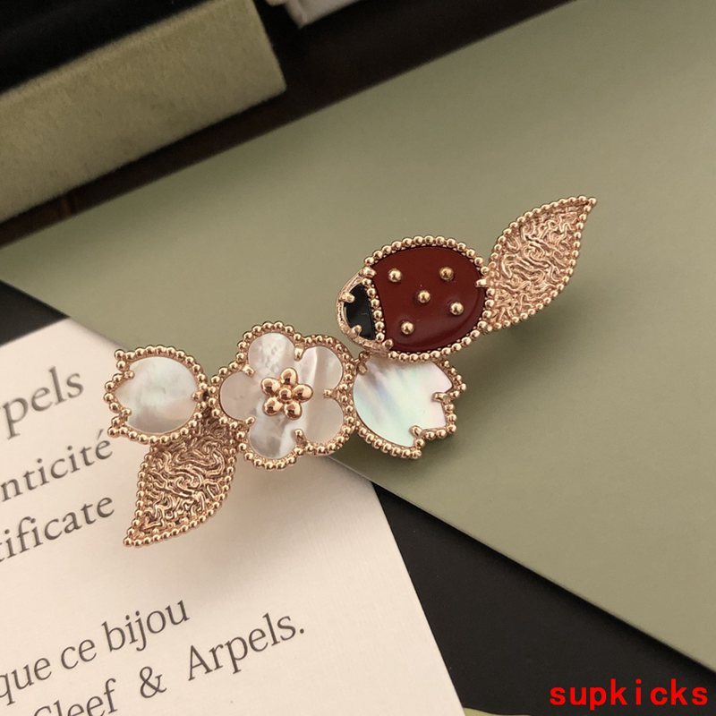Angled view of Van Cleef & Arpels unisex jewelry piece