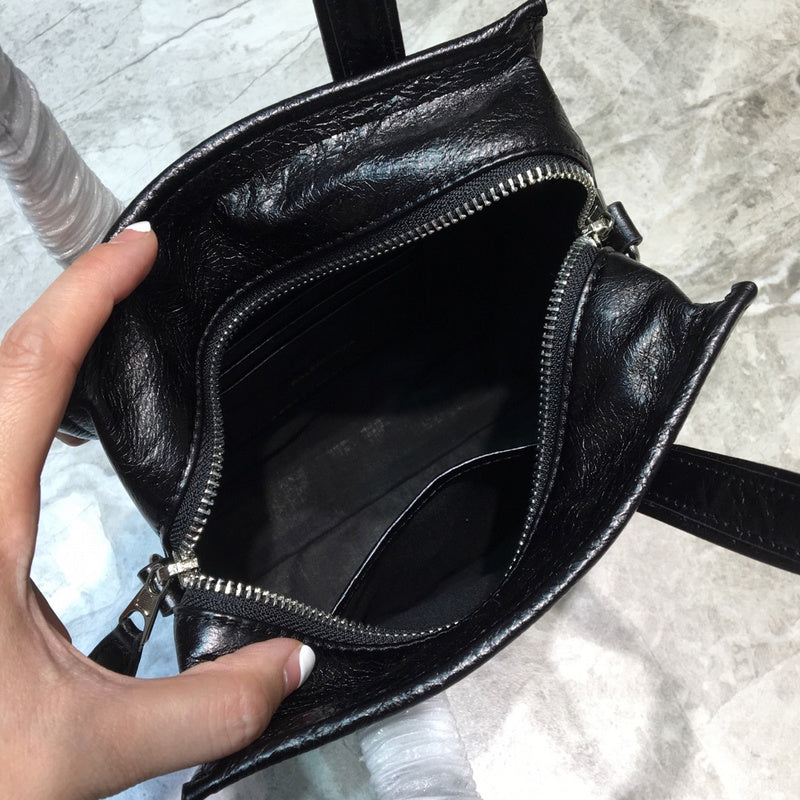 Chic Faux Leather Handbag - Everyday Elegance | Women's Statement Accessory #941 - close-up detail shot (image 3) of designer-inspired handbag