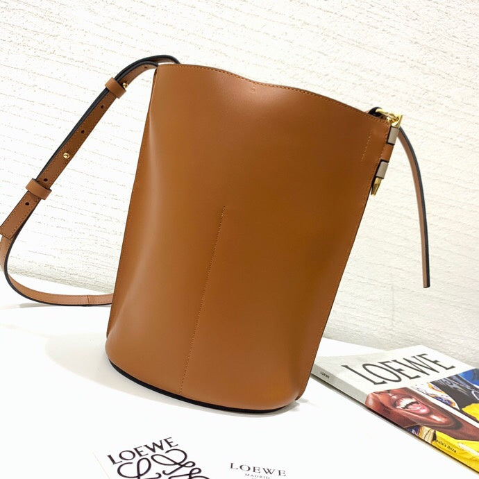 Ziva's Charm handbag – close-up view (19cm*28cm*14cm)