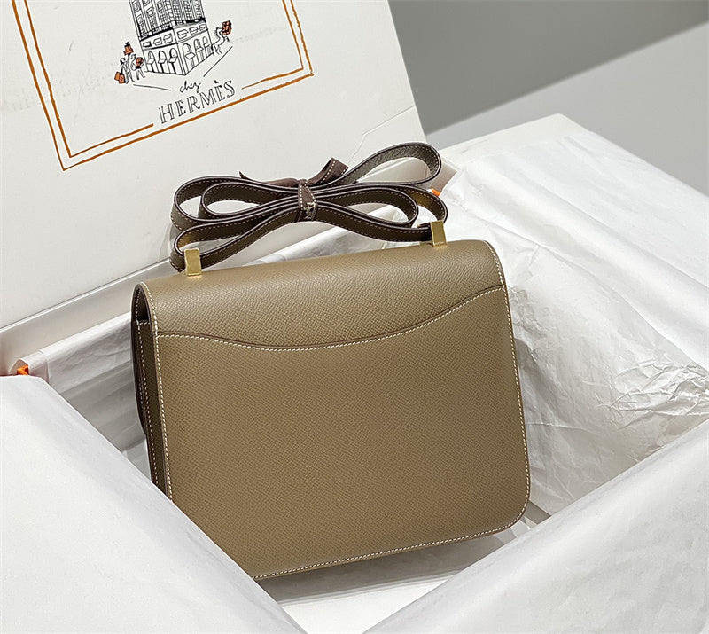 Streamlined handbag styled for everyday wear