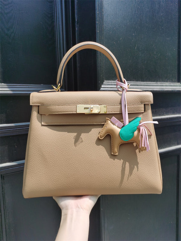  Streamlined structured bag carried on shoulder