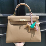  Streamlined structured bag carried on shoulder
