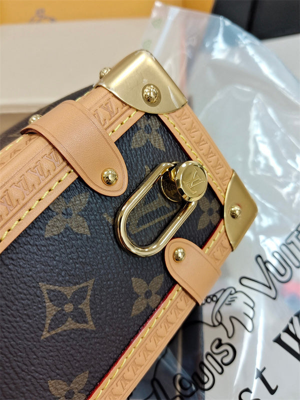  Smart top-handle bag carried on shoulder