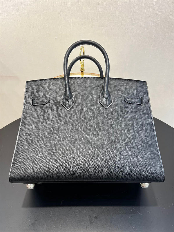 Effortless handbag styled for everyday wear
