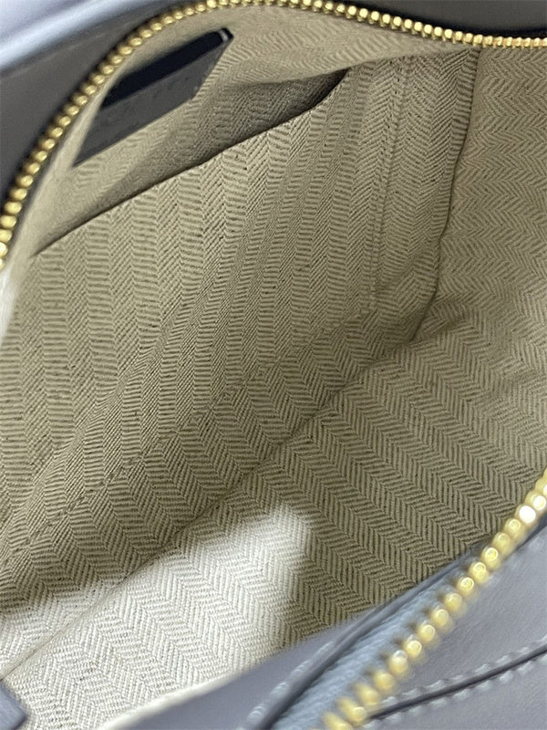 Ziva's Charm handbag – close-up view (24cm*16cm*10cm)