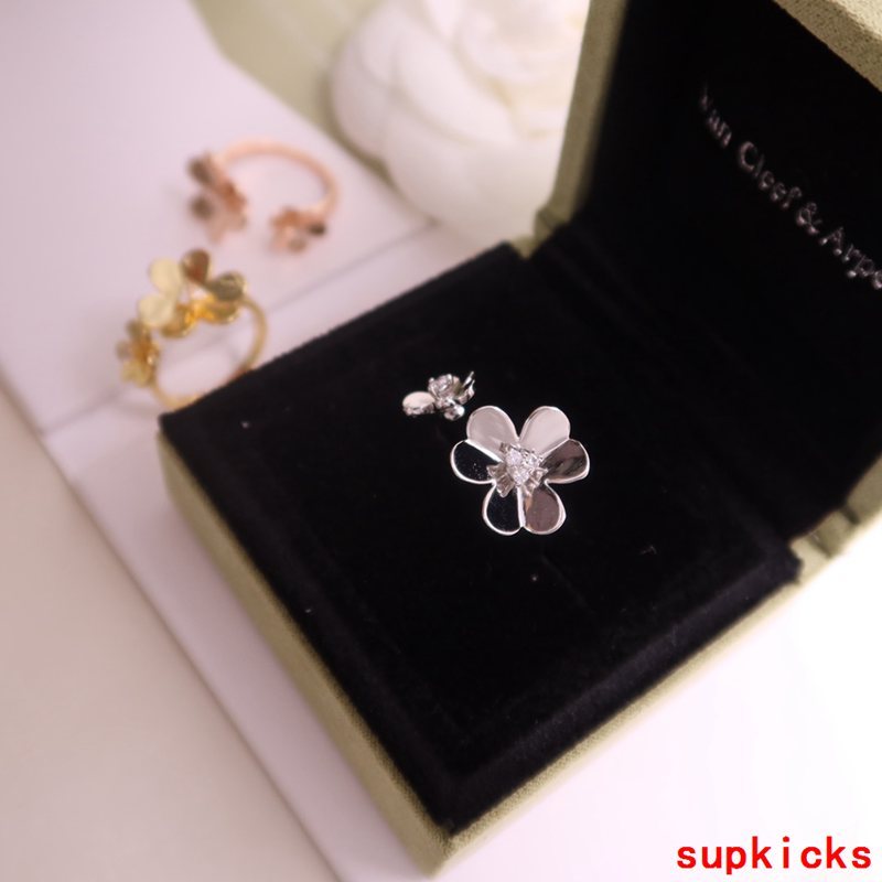 Close-up detail view of Van Cleef & Arpels unisex jewelry piece
