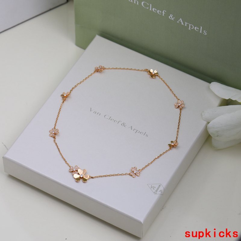 Full view of Van Cleef & Arpels unisex jewelry piece