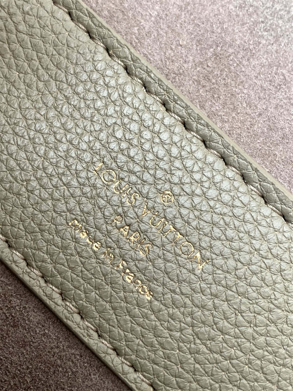  Graceful crossbody bag carried on shoulder 10