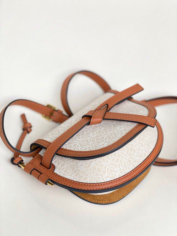 Ziva's Charm handbag – detail view (21cm*12.5cm*9cm)