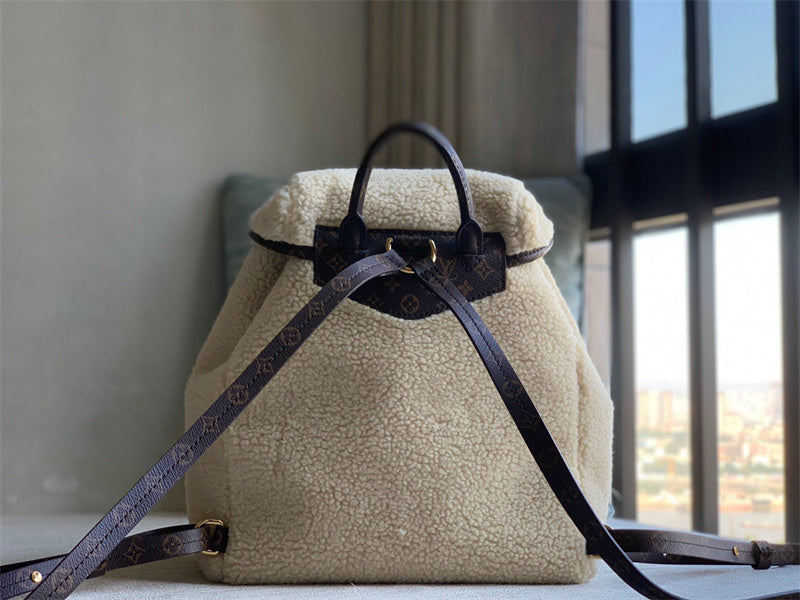  Versatile shopper bag carried on shoulder