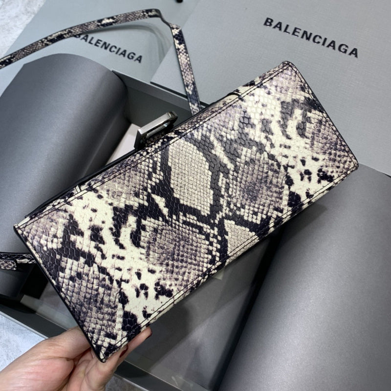 Timeless Premium PU Leather Handbag - Polished Finish | Women's Premium Handbag #706 - hardware and detail close-up (image 5) of designer-inspired handbag