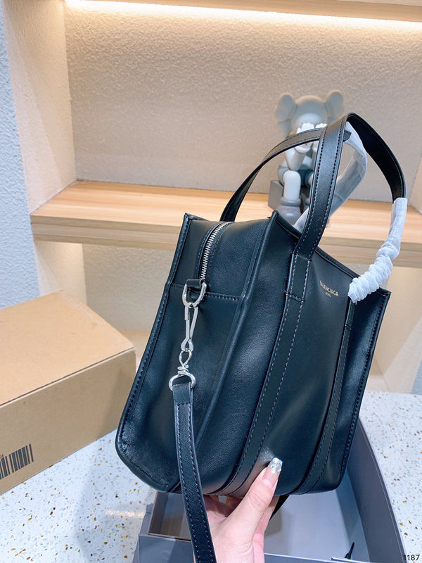 Ziva's Charm handbag – carry view (one versatile size)