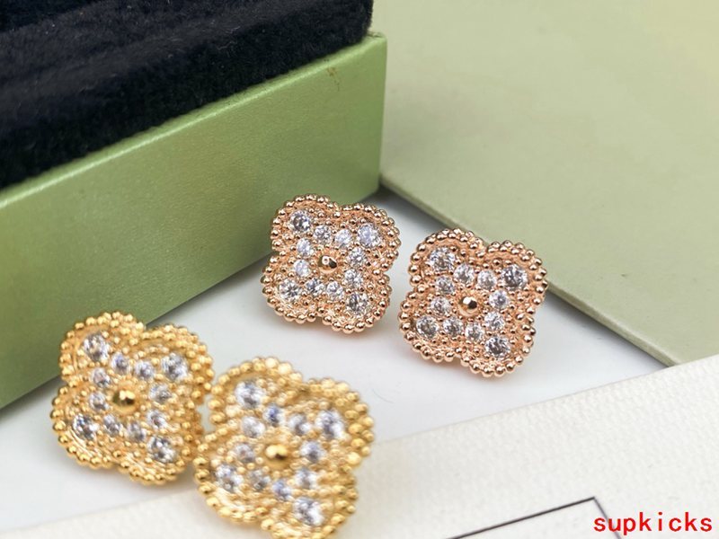 Angled view of Van Cleef & Arpels unisex jewelry piece