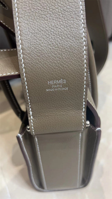  Classic shopper bag carried on shoulder