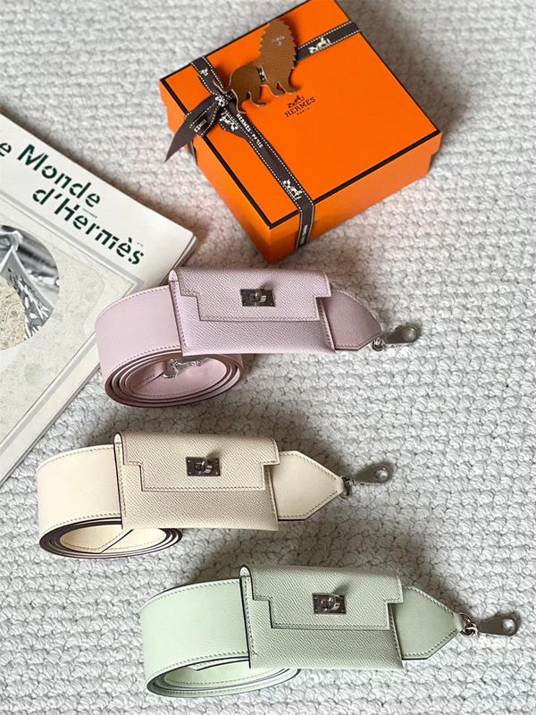  handbag interior and compartment view 15