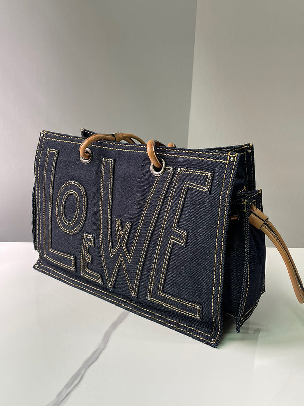 Ziva's Charm handbag – close-up view (36cm*25cm*13cm)