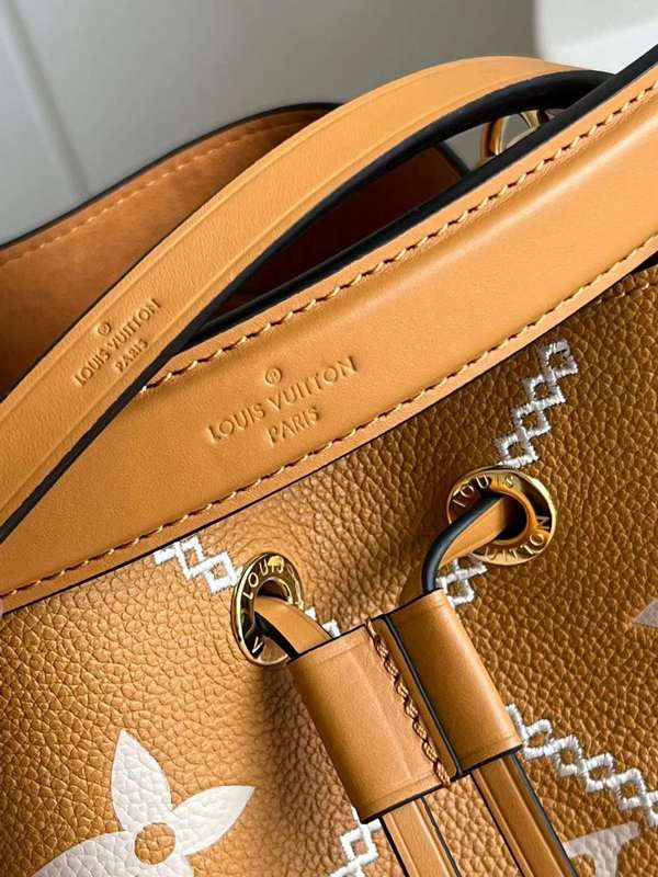 Handle and strap detail of structured polished women's handbag – women's everyday handbag